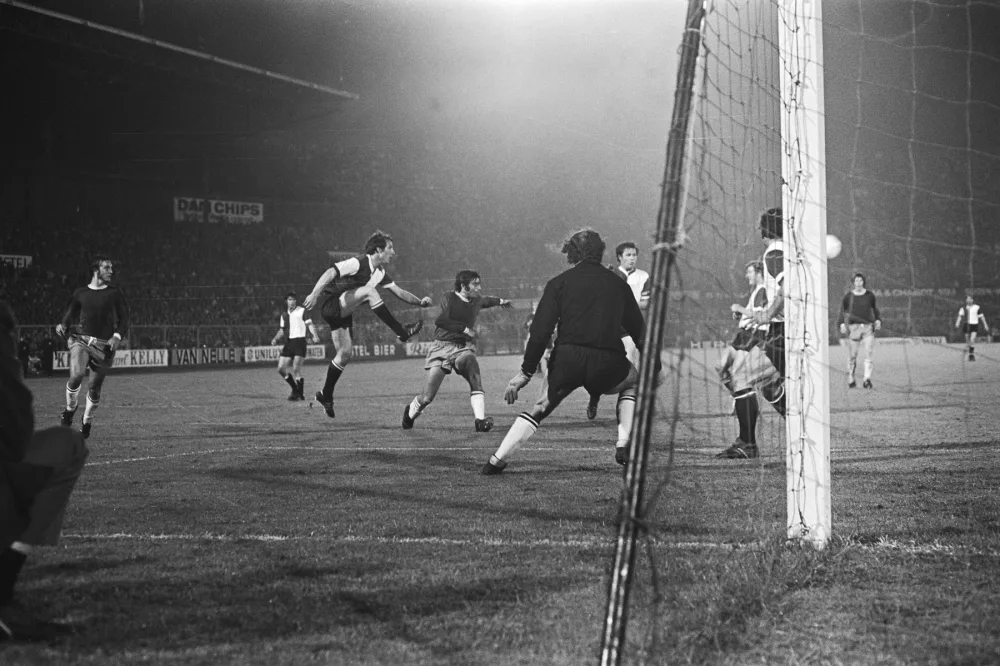 Spelmoment uit Ajax–Feyenoord (1–3), 27 mei 1971. Foto: fotograaf onbekend / Anefo, Nationaal Archief (CC0).