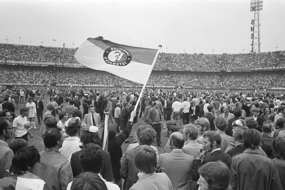 Supporters vieren het kampioenschap na Feijenoord–Haarlem (2–1), 6 juni 1971. Foto: fotograaf onbekend / Anefo, Nationaal Archief (CC0).