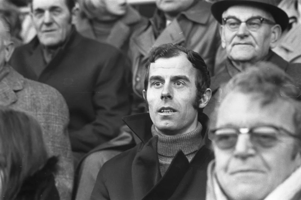 Coen Moulijn op de tribune bij Feijenoord–NEC (5–1), 16 januari 1972. Foto: Rob Mieremet / Anefo, Nationaal Archief (CC0).