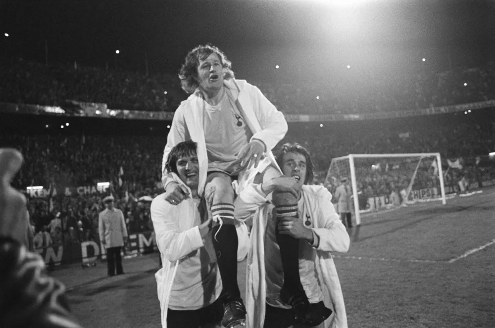 Feijenoord-Tottenham Hotspur 2-0, UEFA Cup-finale (29 mei 1974). Feyenoorder op de schouders. Foto: Rob Mieremet / Anefo, Nationaal Archief (CC0).