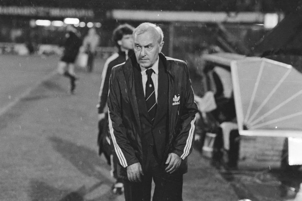 Feyenoord-PSV 2-4 (12 september 1981), trainer Vaclav Jezek in de rust. Foto: Marcel Antonisse / Anefo, Nationaal Archief (CC0).