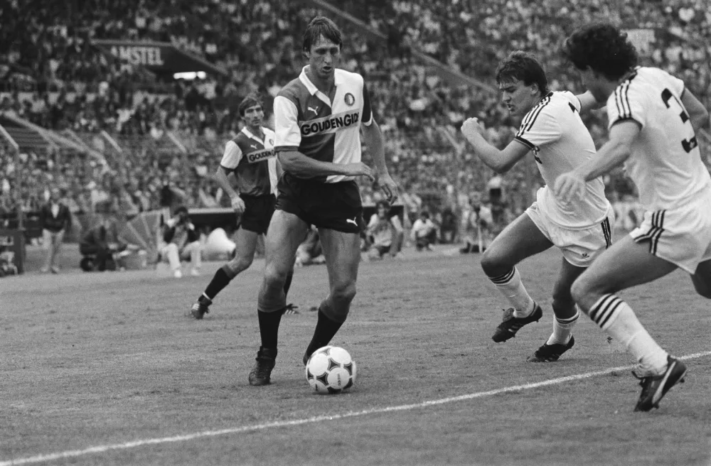 Johan Cruijff aan de bal tijdens Feyenoord–Manchester United (2–1), Amsterdam 708-toernooi, 12 augustus 1983. Foto: Marcel Antonisse / Anefo, Nationaal Archief (CC0).
