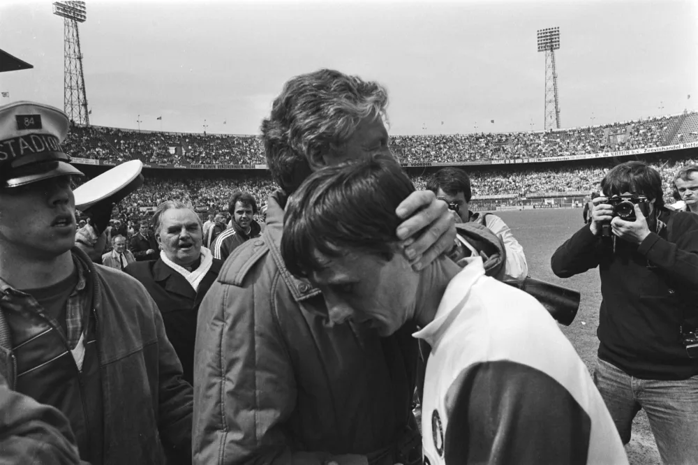 Feyenoord-PEC Zwolle 2-1 (13 mei 1984), Johan Cruijff neemt afscheid van trainer Thijs Libregts. Foto: Rob Bogaerts / Anefo, Nationaal Archief (CC0).