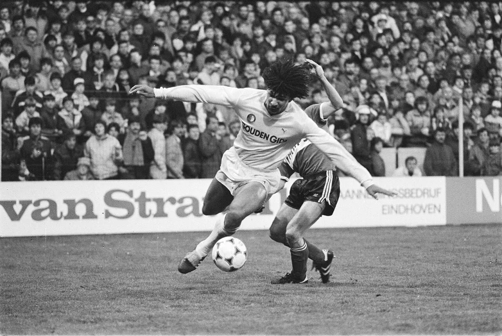 PSV tegen Feyenoord 1-1; Ruud Gullit in duel met PSV-er Heintze. Foto: Marcel Antonisse / Anefo, Nationaal Archief (CC0).