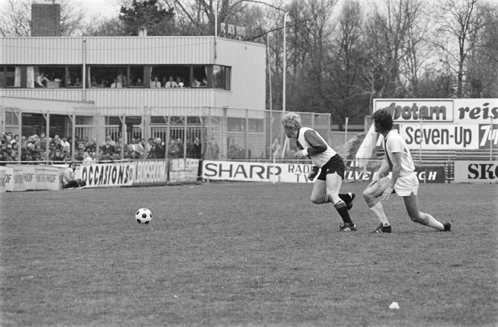 Feyenoord-verdediger Wim Rijsberger houdt een Den Haag-aanvaller van de bal. Foto: fotograaf onbekend / Anefo, Nationaal Archief (CC0).