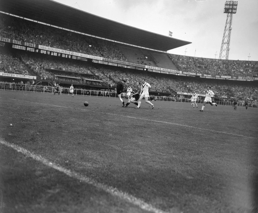Feyenoord tegen Enschede 4-0, vierde doelpunt van Feyenoo gescoord door Klaassens 2e van rechts. Foto: Herbert Behrens / Anefo, Nationaal Archief (CC0).