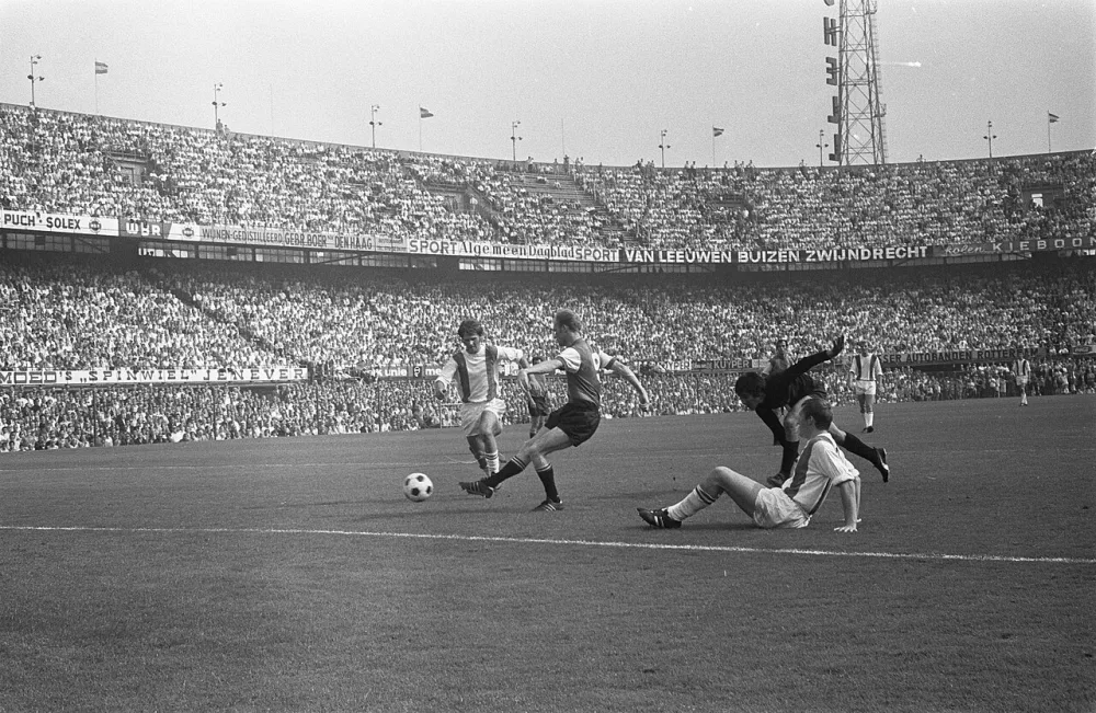 Feyenoord tegen SVV 6-0, Ruud Geels scoort; keeper V. D. Roer komt te laat aanrennen. Foto: Eric Koch / Anefo, Nationaal Archief (CC0).