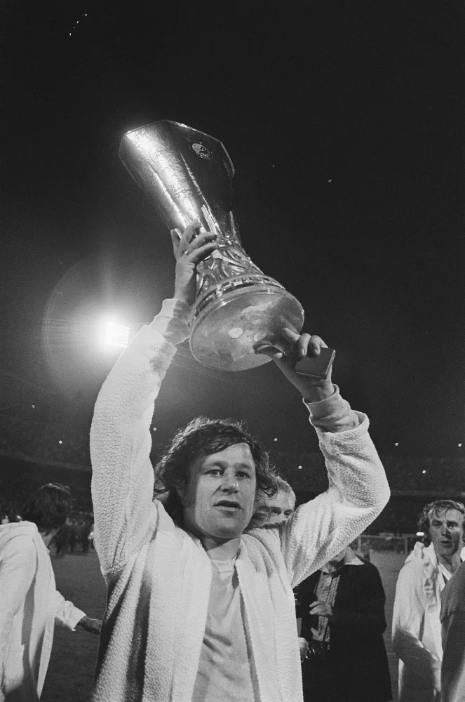 Feyenoord tegen Tottenham Hotspur 2-0, finale UEFA Cup Rinus Israels met UEFA Cup. Foto: Rob Mieremet / Anefo, Nationaal Archief (CC0).