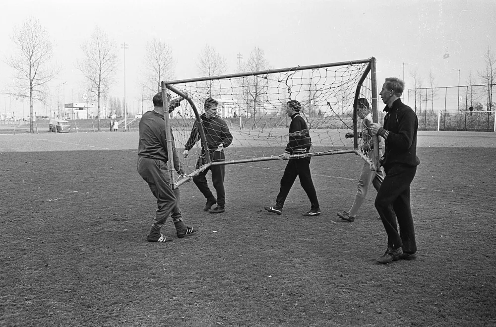 Training Nederlands elftal op de bijvelden van Stadion Feijenoord te Rotterdam, de doelen worden verzet v.l.n.r. Neville, Co Prins , Moulijn, Pierre Kerkhoff en Henk Groot. Foto: fotograaf onbekend / Anefo, Nationaal Archief (CC0).