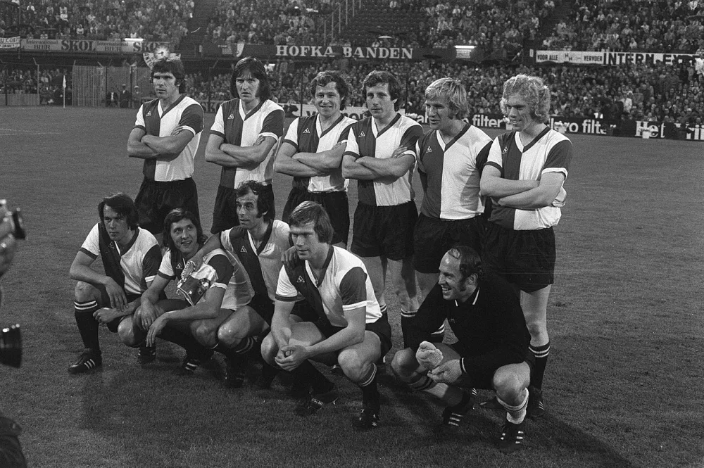 Het elftal van Feyenoord met Coen Moulijn op de voorste rij (derde van links). Foto: fotograaf onbekend / Anefo, Nationaal Archief (CC0).