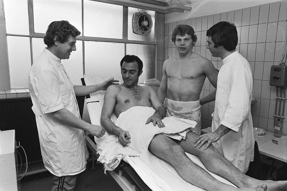 Onderzoek naar de blessures van Mladen Ramljak en Nico Jansen. Foto: fotograaf onbekend / Anefo, Nationaal Archief (CC0).