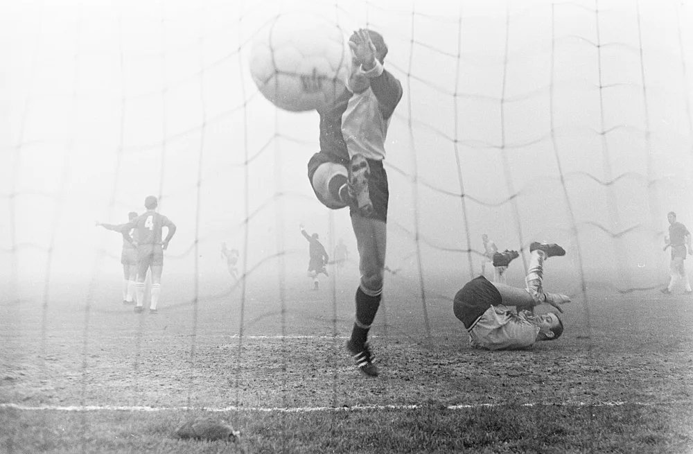 Ajax tegen Feyenoord, keeper Bals is geslagen, Samardzic scoort, Kindvall knalt bal nogmaals in net. Foto: Pieter Jongerhuis / Anefo, Nationaal Archief (CC0).