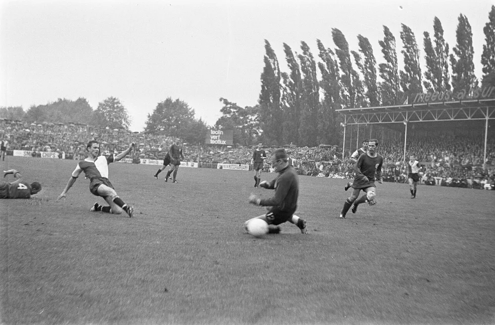 NAC tegen Feyenoord 0-4, Kindvall scoort 2e doelpunt (Feyn) keeper Van de Merwe is te laat. Foto: Joost Evers / Anefo, Nationaal Archief (CC0).
