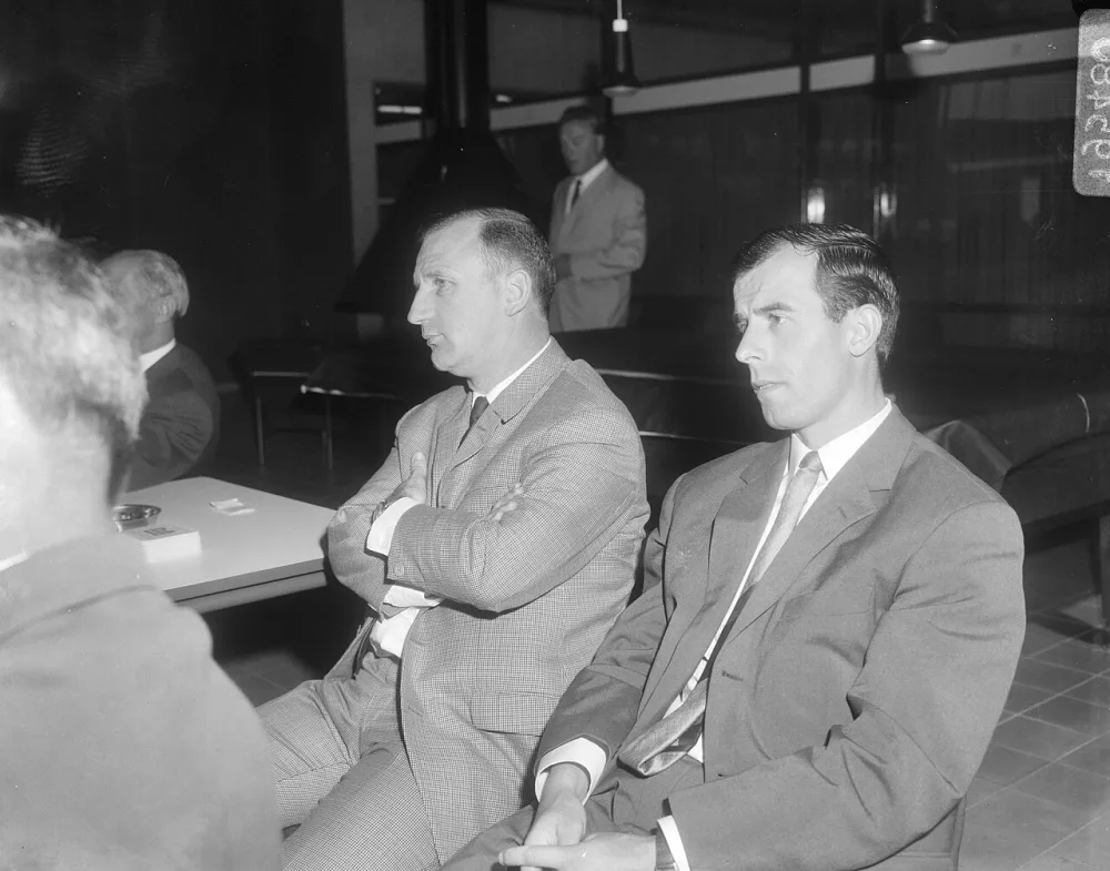 Onder de aanwezigen, Kees Rijvers (trainer van o.a. PSV) en rechts Coen Moulijn (speler van Feyenoord). Foto: Joop van Bilsen / Anefo, Nationaal Archief (CC0).
