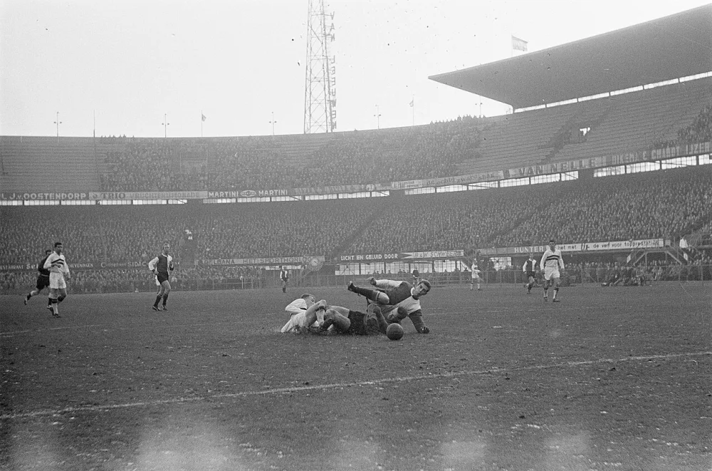Feyenoord tegen NAC 10-0. Haak scoort het zesde doelpunt maar raakt van der Merwe met zijn knie. Foto: Eric Koch / Anefo, Nationaal Archief (CC0).