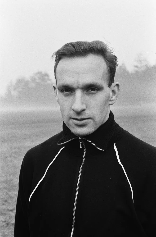 Training Nederlands elftal te Zeist, nr. 1, 2 Bennaerts (kop) (Feijenoord). Foto: Harry Pot / Anefo, Nationaal Archief (CC0).