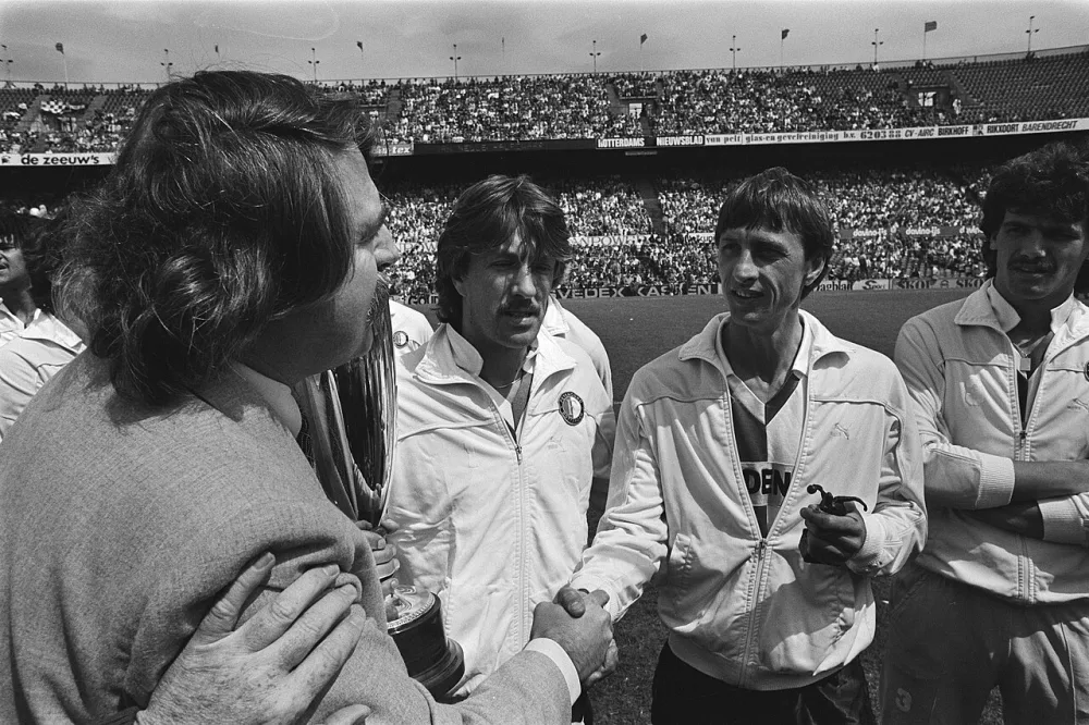 Feyenoord tegen PEC, met afscheid Johan Cruyff ; Cruyff met KNVB-voorzitter Van der Louw en Wijnstekers voor aanvang. Foto: Rob Bogaerts / Anefo, Nationaal Archief (CC0).