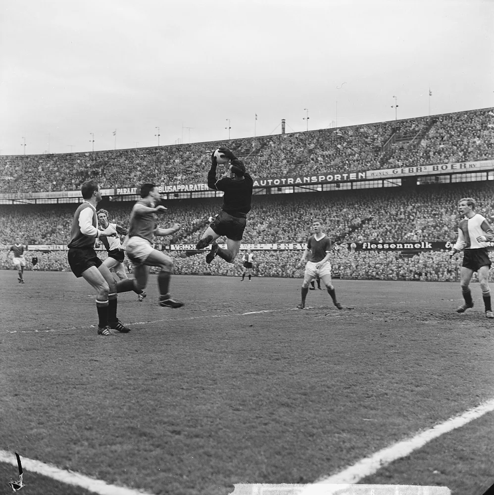 Feyenoord tegen Sparta 0-1, spelmoment, v.l.n.r. Veldhoen, Klaassens, Laseroms en Eddy Pieters Graafland, Hans Eijkenbroek (?), Hans Kraay. Foto: Eric Koch / Anefo, Nationaal Archief (CC0).
