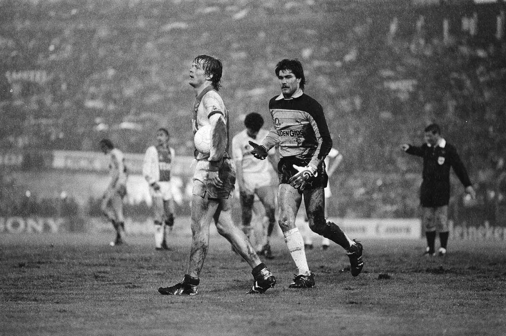 Sören Lerby van Ajax met doelman Hiele van Feyenoord. Foto: Rob Bogaerts / Anefo, Nationaal Archief (CC0).