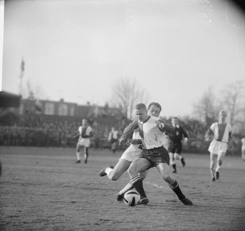 Elinkwijk tegen Feyenoord 1-3, Harry Bild (debuteerde) in duel met Gademans (Elinkwijk). Foto: Jac. de Nijs / Anefo, Nationaal Archief (CC0).