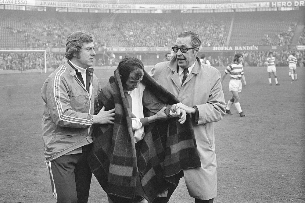Feyenoord tegen Blauw-Wit 3-0, beker, (l) verzorger Meier, Coen Moulijn (m), (r) Fey, dokter. Foto: Joost Evers / Anefo, Nationaal Archief (CC0).