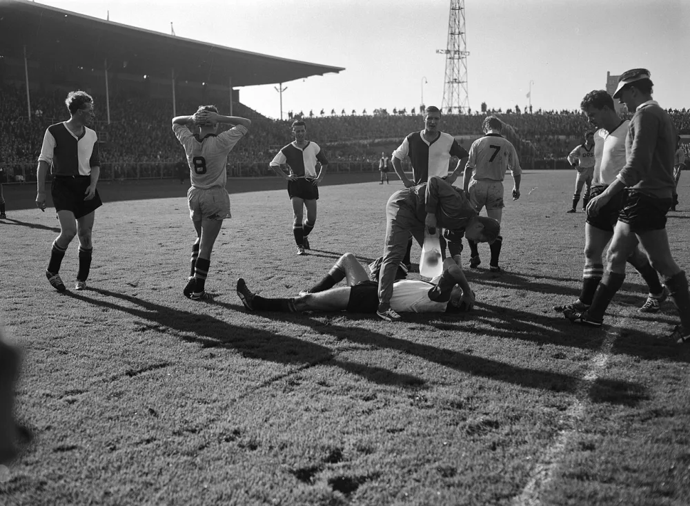 DOS tegen Feyenoord 1-0, botsing v.l.n.r. Visser (DOS), Schouten, Veldhoen, Hup (DOS), Kreyermaat en keeper Pieters Graafland. Op de grond ligt Hans Kraay. Foto: Joop van Bilsen / Anefo, Nationaal Archief (CC0).