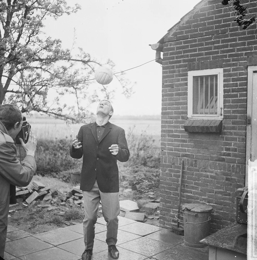 Goalgetter Hans Venneker van Feyenoord tijdens enige kopoefeningen. Foto: Jan Voets / Anefo, Nationaal Archief (CC0).