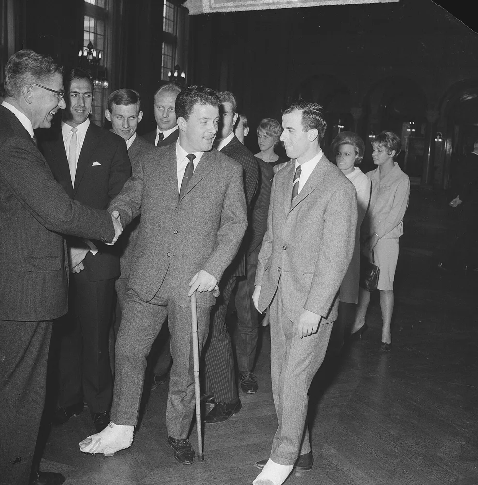 Feyenoordspelers op stadhuis ontvangen, Coen Moulijn en "Beertje "Kreijermaat bij burgemeester Thomassen. Foto: Jan Voets / Anefo, Nationaal Archief (CC0).