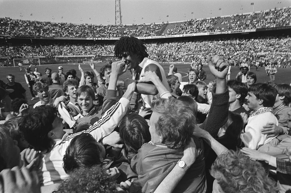 Feyenoord tegen Utrecht 3-0; Feyenoord officieus kampioen Ruud Gullit op de schouders na afloop. Foto: Marcel Antonisse / Anefo, Nationaal Archief (CC0).