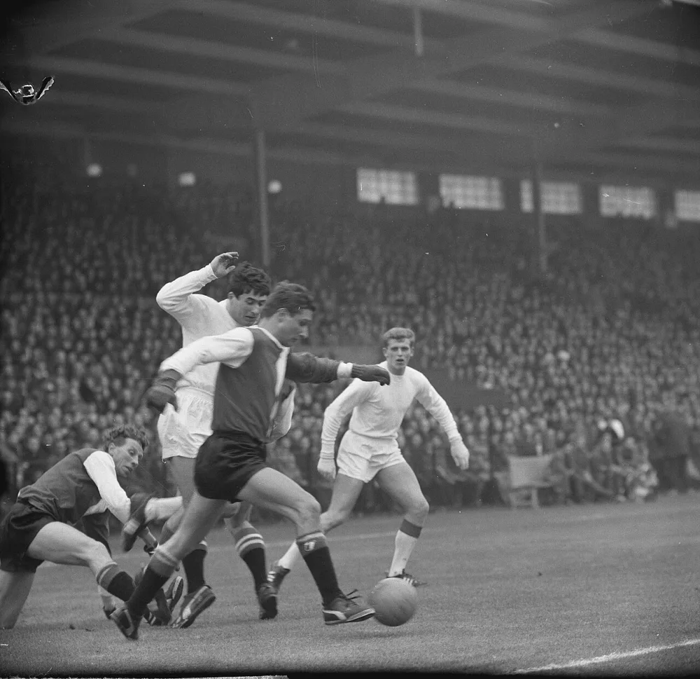 Ajax tegen Feyenoord 1-1, spelmoment v.l.n.r. Klaassens, Swart, Veldhoen en Keizer. Foto: Jac. de Nijs / Anefo, Nationaal Archief (CC0).
