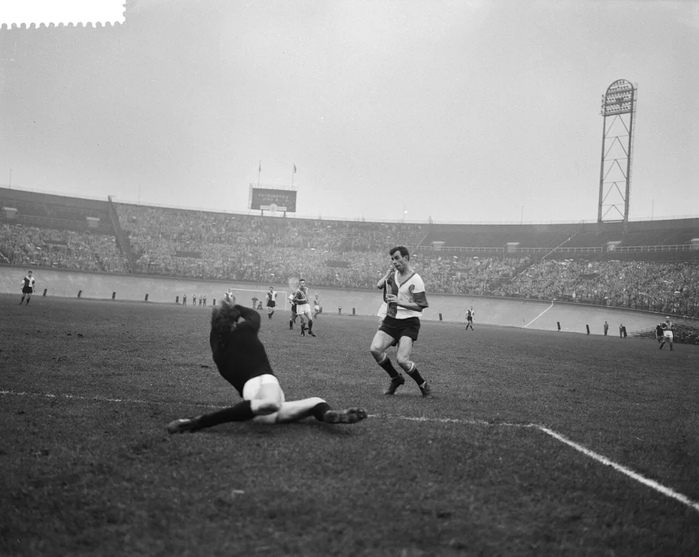 DWSA tegen Feyenoord 1-1, Moulijn in duel met keeper Jongbloed. Foto: Wim van Rossem / Anefo, Nationaal Archief (CC0).