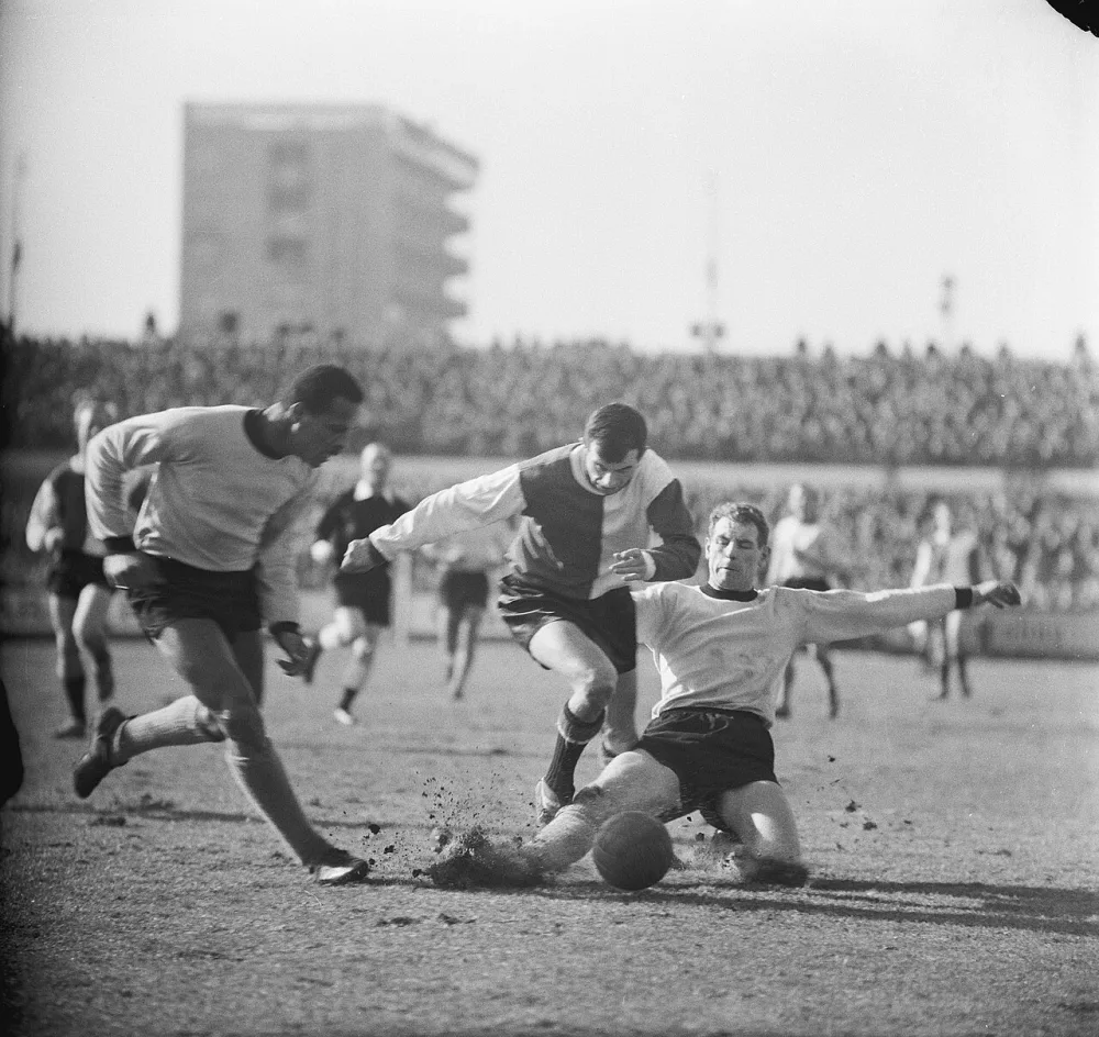 DOS tegen Feyenoord, Mijnals, Coen Moulijn , Van Plateringen. Foto: Jac. de Nijs / Anefo, Nationaal Archief (CC0).