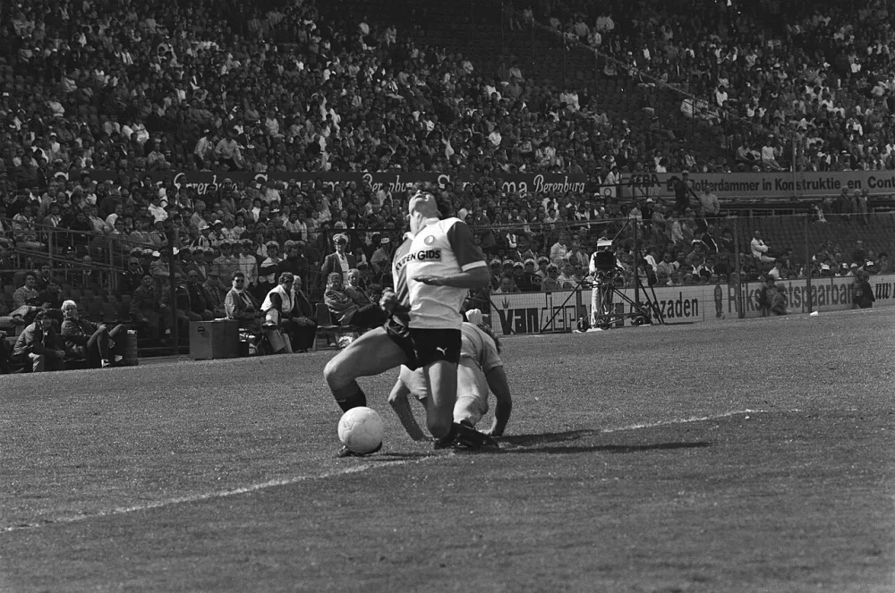 Feyenoord tegen Utrecht 3-0; Feyenoord officieus kampioen Sjaak Troost wordt ten val gebracht door Ben Rietveld (r) en raakt geblesseerd. Foto: Marcel Antonisse / Anefo, Nationaal Archief (CC0).