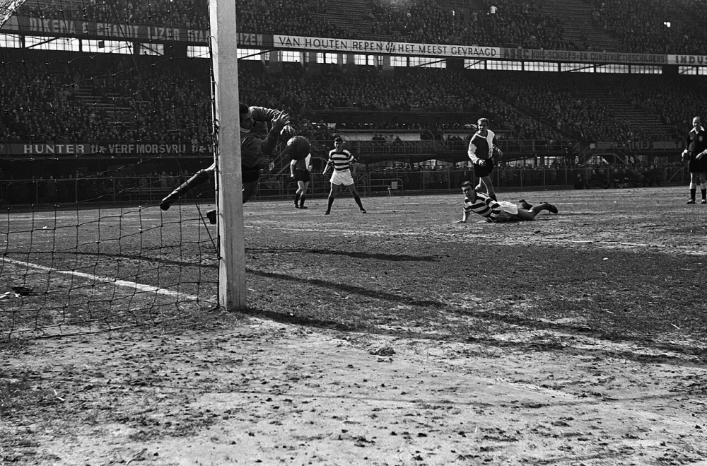 Feijenoord tegen Blauw Wit 2-0. Actie van Eddy Pieters Graafland. Foto: Eric Koch / Anefo, Nationaal Archief (CC0).