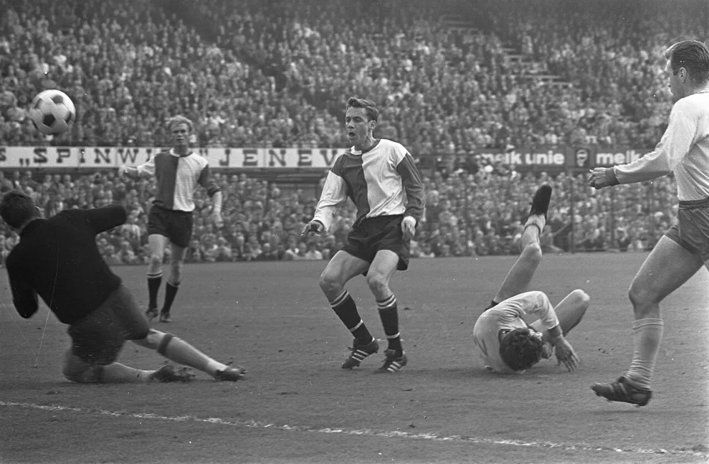 Feyenoord tegen Sittardia 5-1. Feyenoord scoort, keeper Van Dongen grijpt mis, midden Kindvall en Geels. Foto: Ron Kroon / Anefo, Nationaal Archief (CC0).