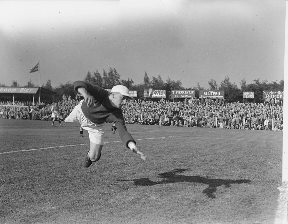 SVV tegen Feyenoord 0-0, Keeper Henk van der Bijl (Feyenoord) duikt. Foto: fotograaf onbekend / Anefo, Nationaal Archief (CC0).