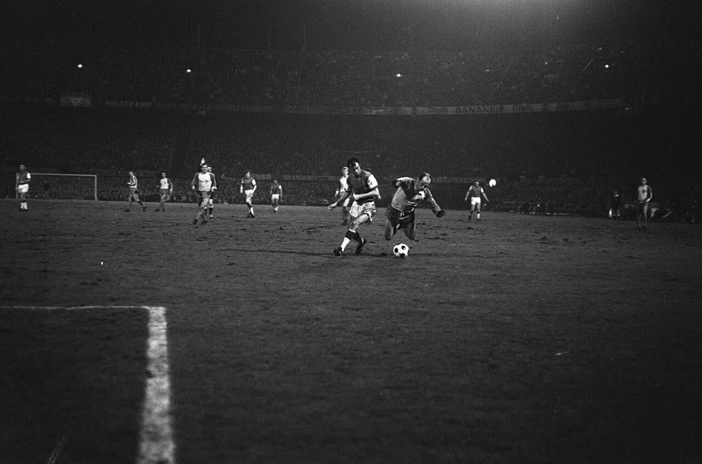 Europacup 1. Feyenoord tegen Vorwarts Berlin 2-0. Moulijn (links) in duel met Frassdorf. Foto: Eric Koch / Anefo, Nationaal Archief (CC0).