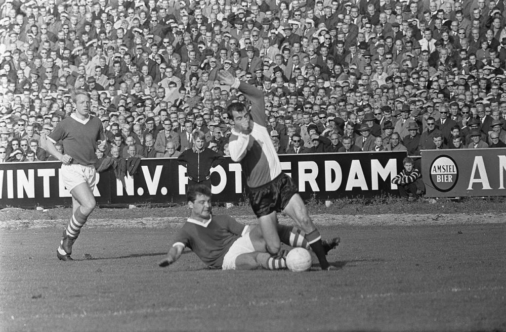 Sparta tegen Feyenoord 0-3, Coen Moulijn wordt getackled door Laseroms. Foto: Eric Koch / Anefo, Nationaal Archief (CC0).