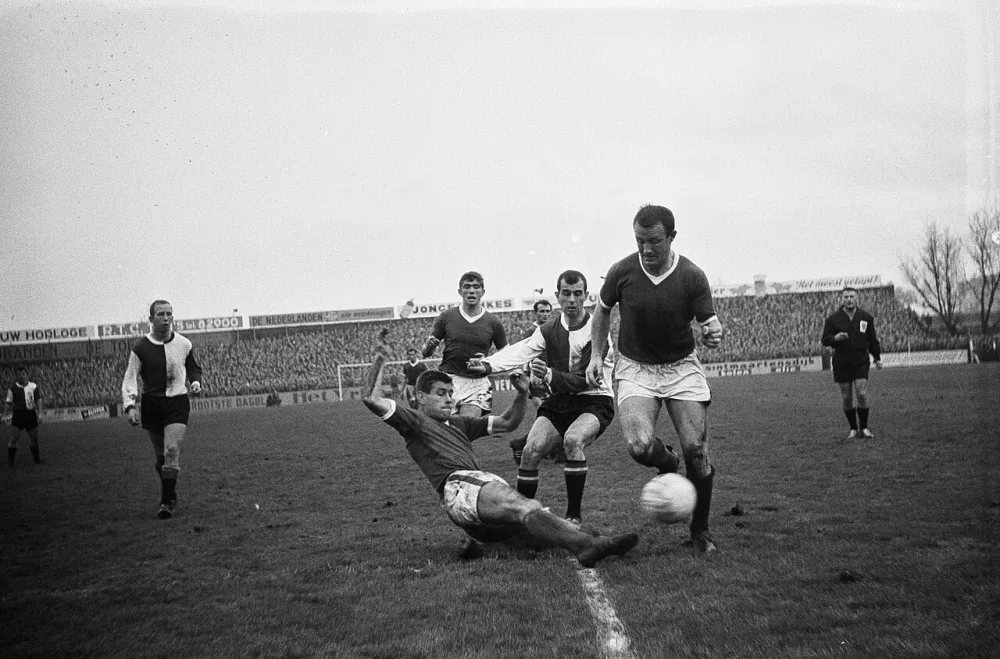 Sparta tegen Feyenoord 0-0. Spelmoment. Vlnr. Henk Groot, Gerard Bouwer, Hans Eijkenbroek, Sandor Popovics, Coen Moulijn en Ad Verhoeven. Foto: Eric Koch / Anefo, Nationaal Archief (CC0).