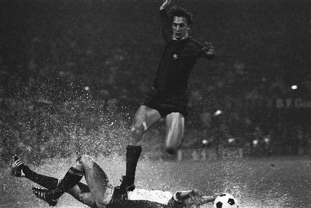 Feyenoord tegen Barcelona 0-0, Europacup; Johan Cruijff springt over Vos heen. Foto: Rob Mieremet / Anefo, Nationaal Archief (CC0).