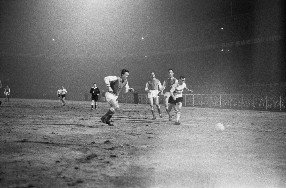 Europa Cup 1. Feyenoord tegen Reims 1-1. Spelmomenten [Coen Moulijn tussen drie Franse verdedigers]. Foto: Eric Koch / Anefo, Nationaal Archief (CC0).