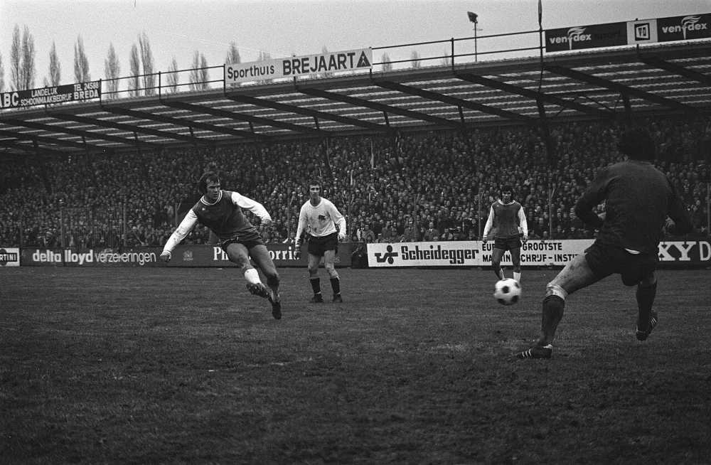 NAC tegen Feyenoord 1-5, Theo de Jong scoort derde doelpunt, rechts keeper De Jong (NAC). Foto: Rob Mieremet / Anefo, Nationaal Archief (CC0).