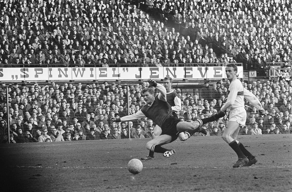 Feyenoord tegen ADO 1-1, Wim Jansen (F) lost schot, achter hem Koos de Gooyer. Foto: Eric Koch / Anefo, Nationaal Archief (CC0).