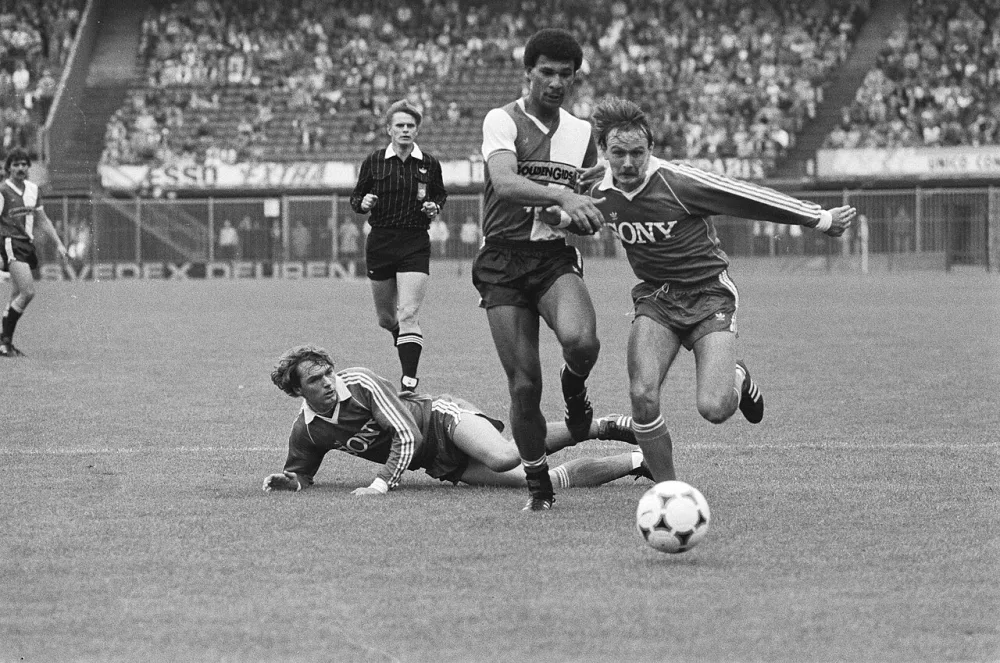 Feyenoord tegen AZ'67 3-2. V.l.n.r. Richard van de Meer (AZ), Ruud Gullit (Feyenoord) en Hendrik Eigenbrod. Foto: Marcel Antonisse / Anefo, Nationaal Archief (CC0).