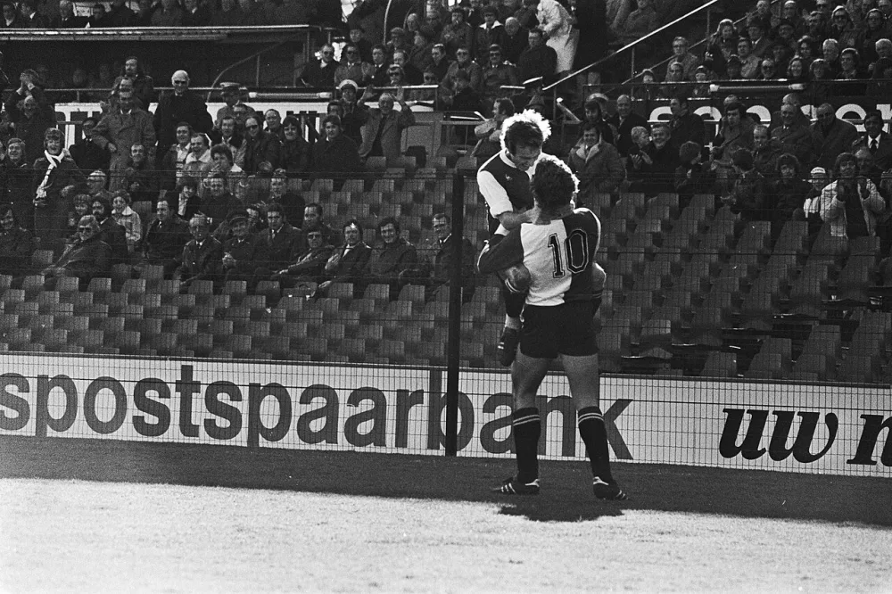 Speler Jansen omhelst Vreysen na een doelpunt. Foto: Koen Suyk / Anefo, Nationaal Archief (CC0).