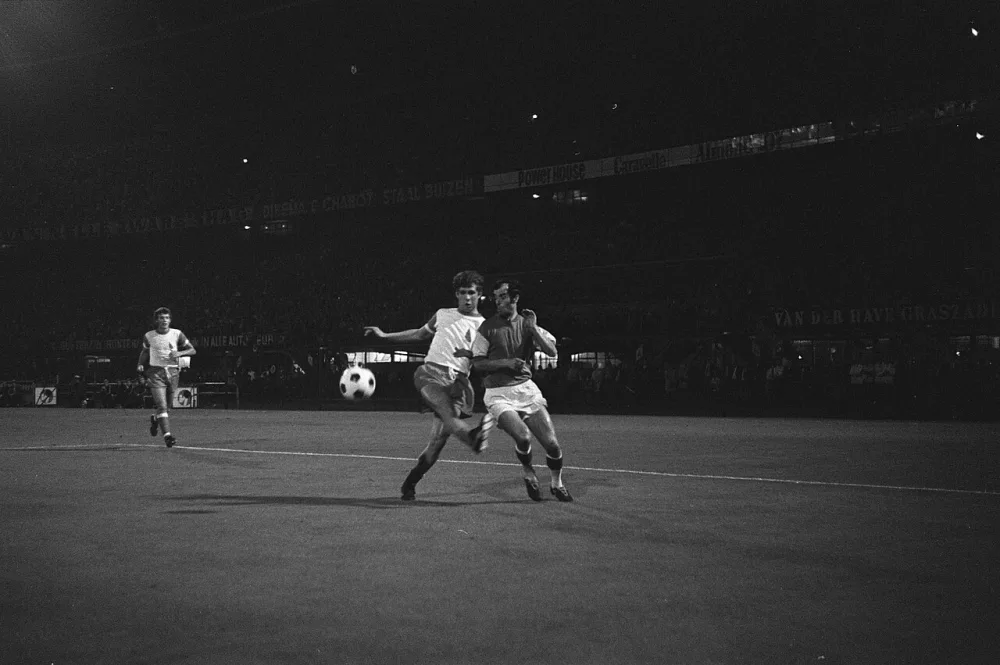 Feijenoord tegen FC Utrecht ; Moulijn (rechts) en links Theunissen in aktie. Foto: Bert Verhoeff / Anefo, Nationaal Archief (CC0).