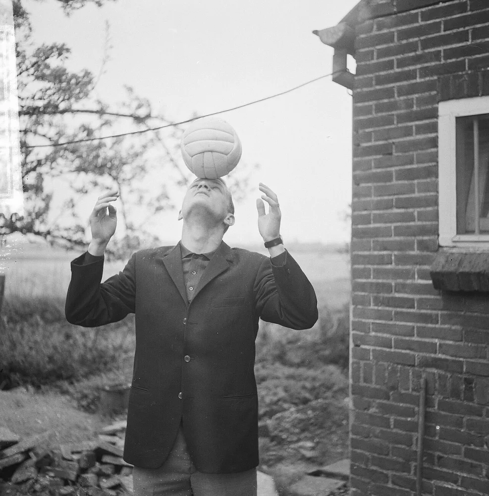Goalgetter Hans Venneker van Feyenoord tijdens enige kopoefeningen, Hans Venneker (koppend). Foto: Jan Voets / Anefo, Nationaal Archief (CC0).