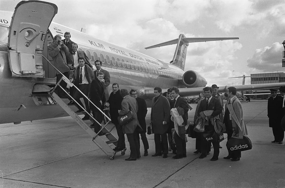 Elftal Feyenoord vertrekt van Zestienhoven naar Oost-Berlijn voor de wedstrijd tegen Vorwarts Berlin . Foto: Eric Koch / Anefo, Nationaal Archief (CC0).