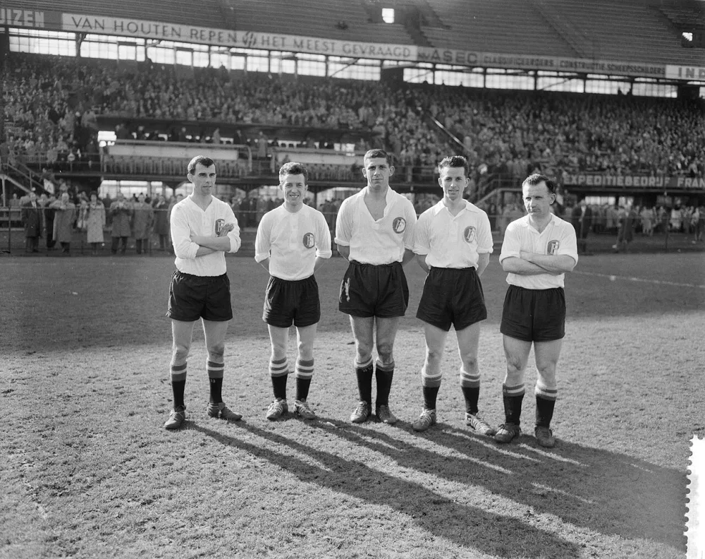 Voorhoede van Feyenoord, v.l.n.r. Moulijn, Meijers, Van der Gijp, Schouten en Rijvers. Foto: Herbert Behrens / Anefo, Nationaal Archief (CC0).