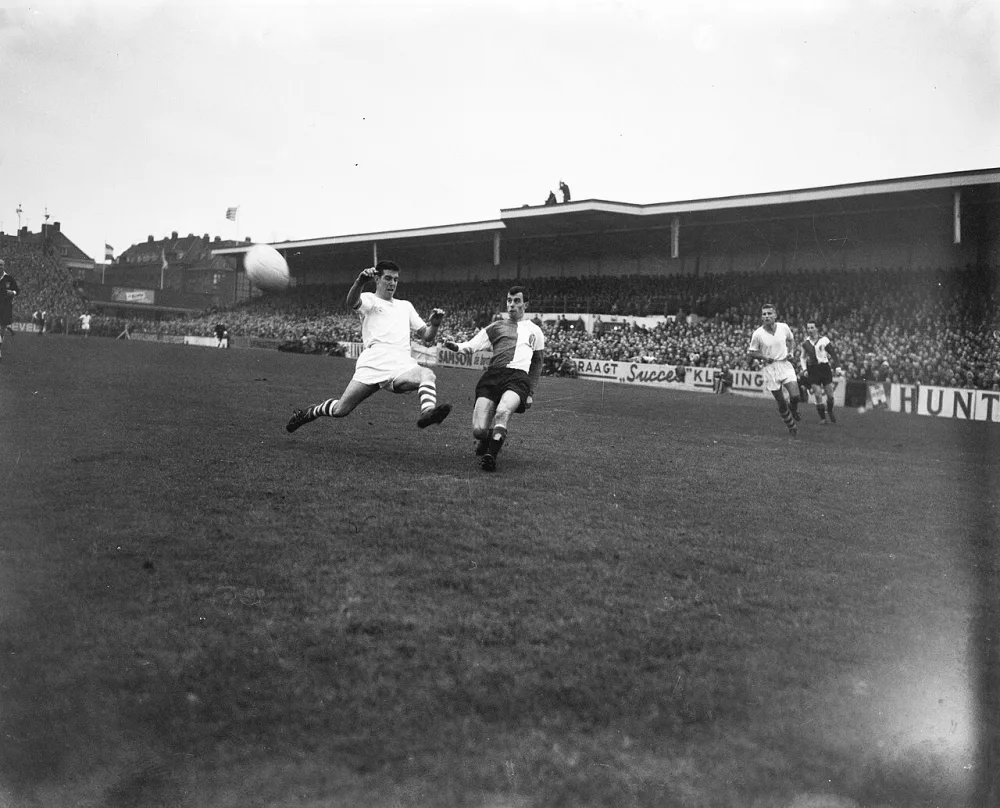 Sparta tegen Feyenoord 0-5, Coen Moulijn (r) Van der Laan (l). Foto: Herbert Behrens / Anefo, Nationaal Archief (CC0).